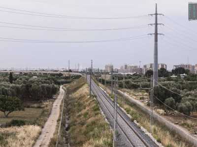 ...grazie a un ponte che ci permette anche di ammirare il percorso della ferrovia che � arrivata fin qui